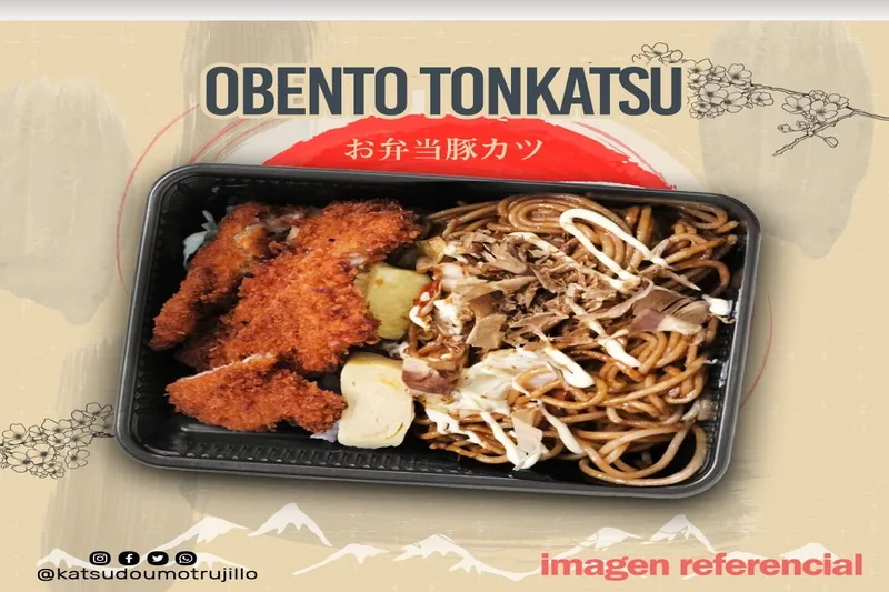 Obento Tonkatsu — bento con lomo de cerdo empanizado, tamagoyaki, yakisoba y onigiri